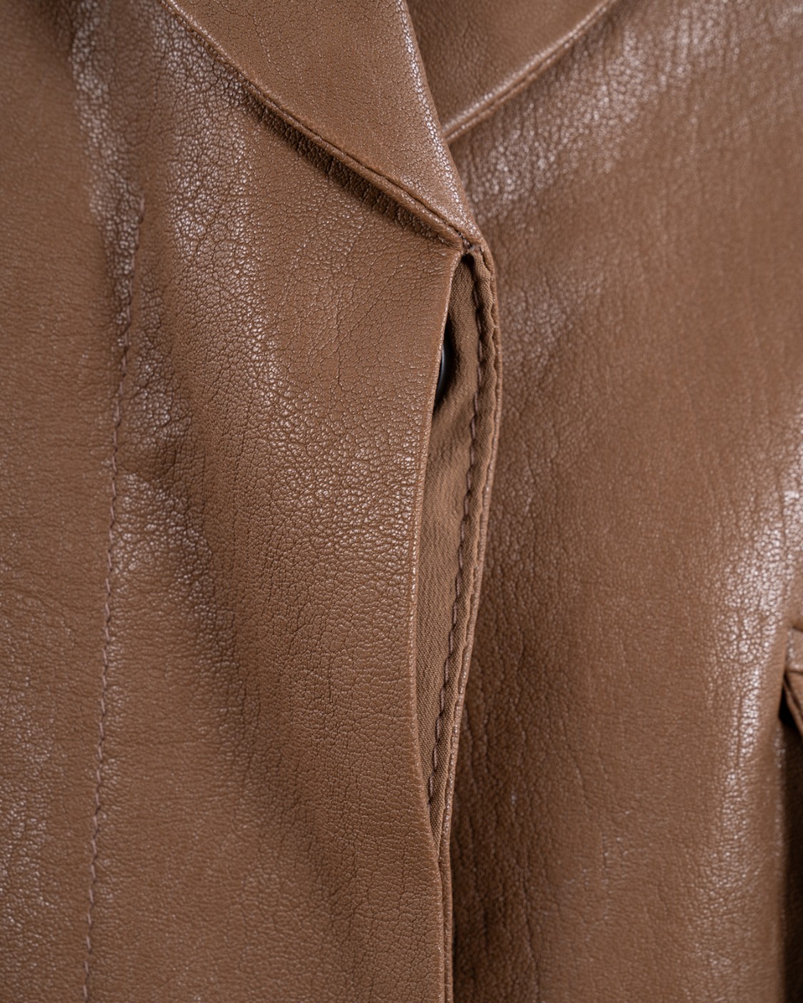 shop BRUNELLO CUCINELLI  Giacca: Brunello Cucinelli outerwear stile giacca in pelle lucida con monile.
Chiusura con bottoni in corno.
Fodera in crêpe misto seta.
Collo con rever.
Tasche basse con patta.
Decorazione in monile Nickel-free.
Composizione: 100% vera pelle.
Made in Italy.. MPCKL7385-C7495 number 2721838